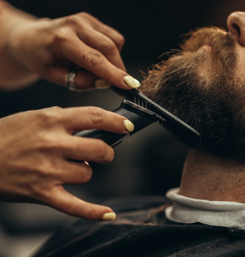 Barbero cortando barba